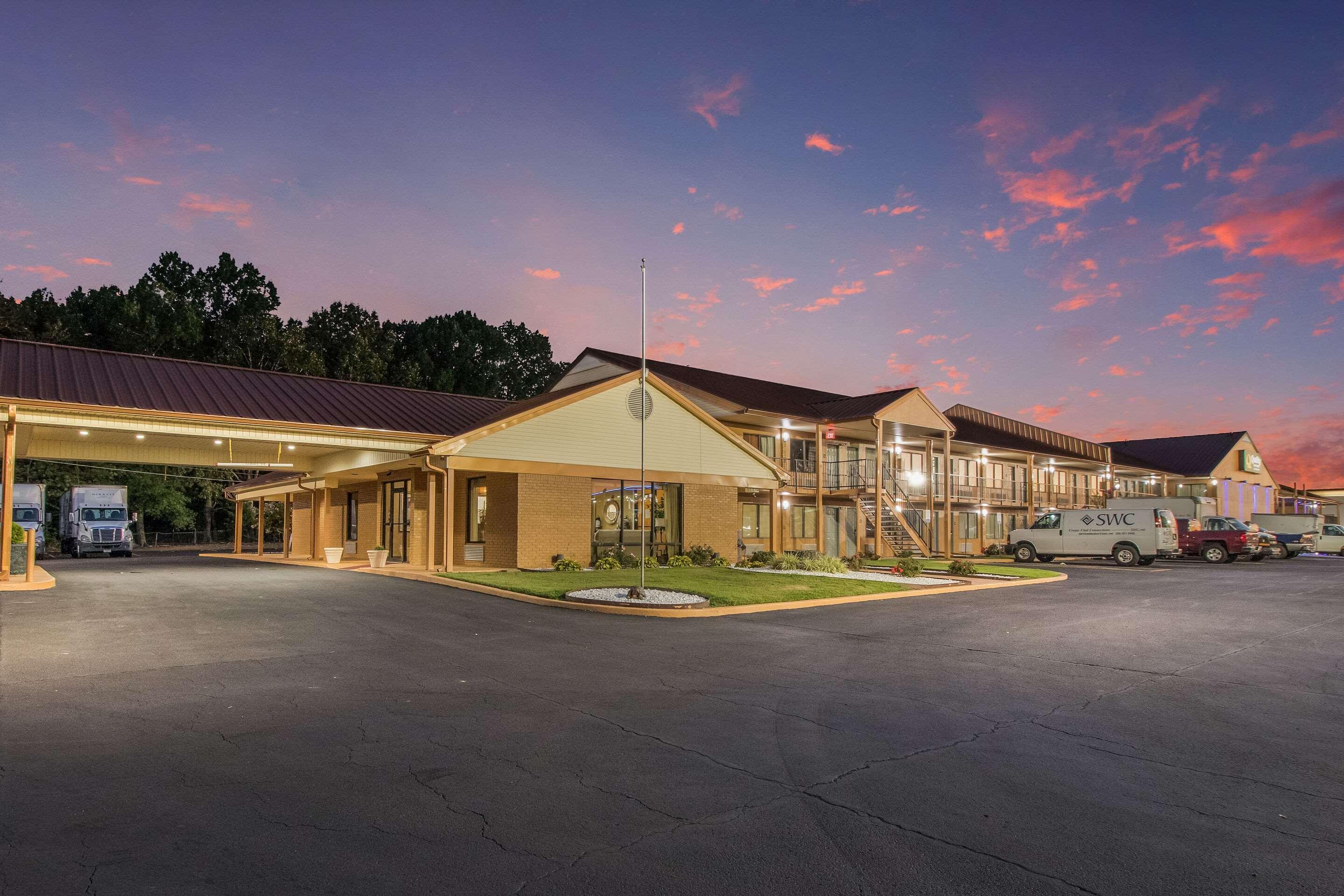 Quality Inn & Suites Corinth West Exterior photo