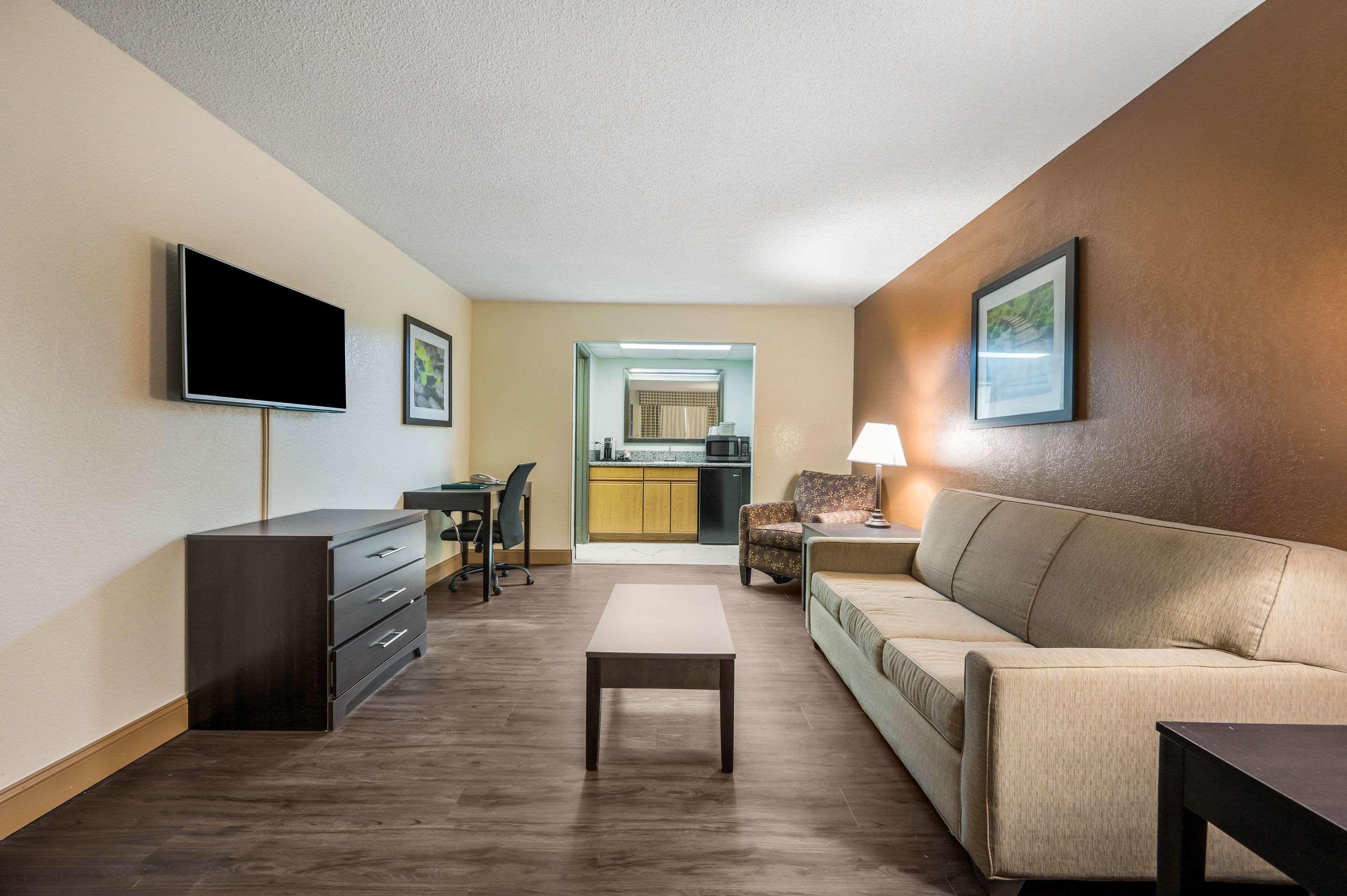 Quality Inn & Suites Corinth West Exterior photo