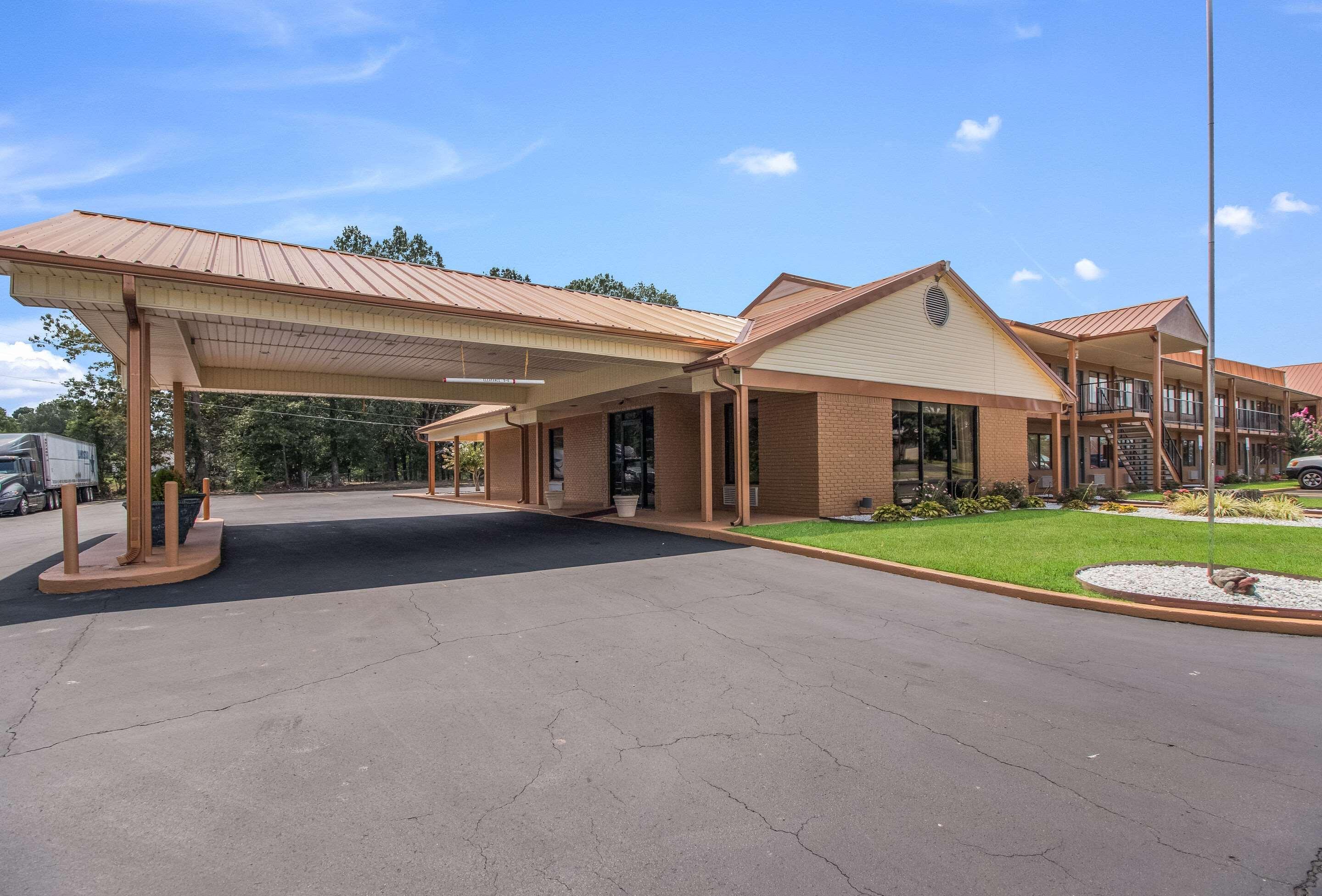 Quality Inn & Suites Corinth West Exterior photo