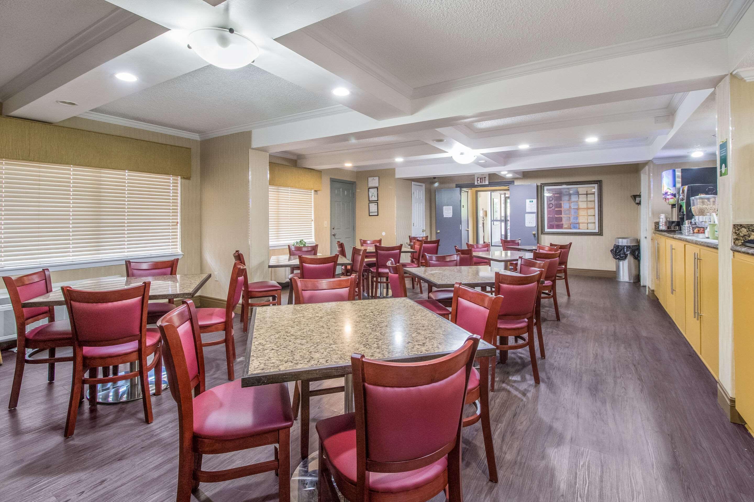 Quality Inn & Suites Corinth West Exterior photo